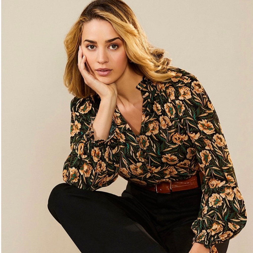 Gibson Latimer Long Peasant Sleeve Split V Ruffle Collar Floral Blouse